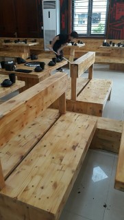 Ghế băng gỗ thông hoặc keo